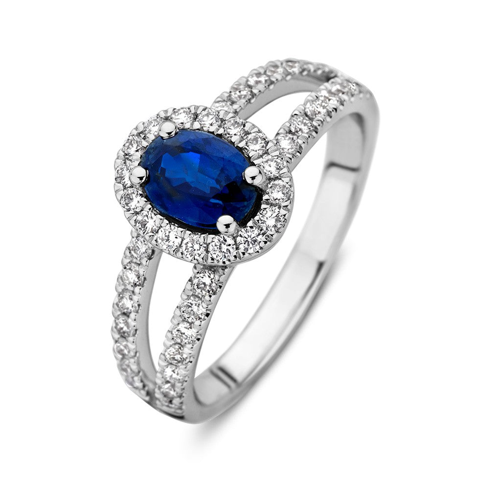 Bague en or blanc avec un saphir bleu ovale, entouré de diamants, 14 carats, 1,02 ct de saphir et 0,50 ct de diamants.