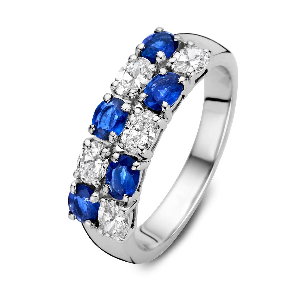 Bague en or blanc 14 carats ornée de saphirs bleus taillés en ovale et de diamants de 0,70 carat.