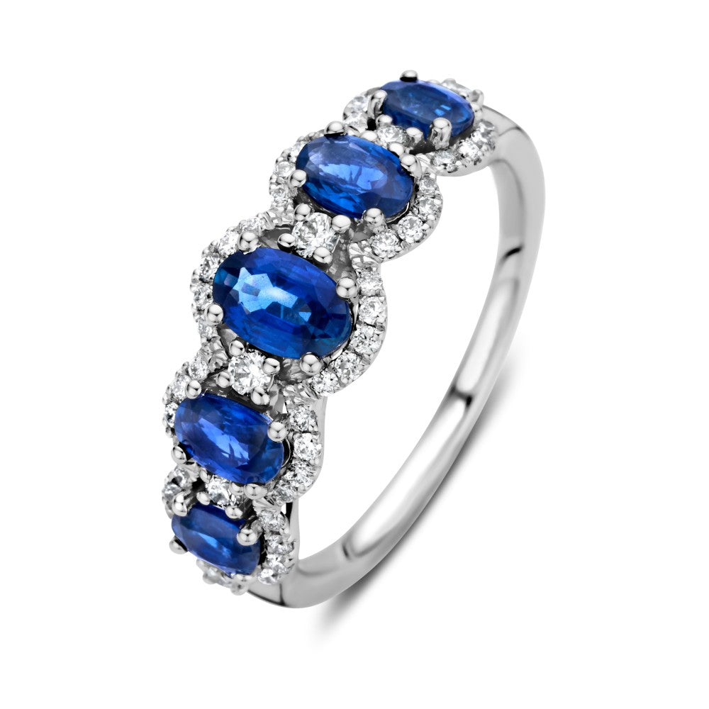 Bague en or blanc 14 carats ornée de saphirs ovales bleus et de diamants de 0,32 carat.