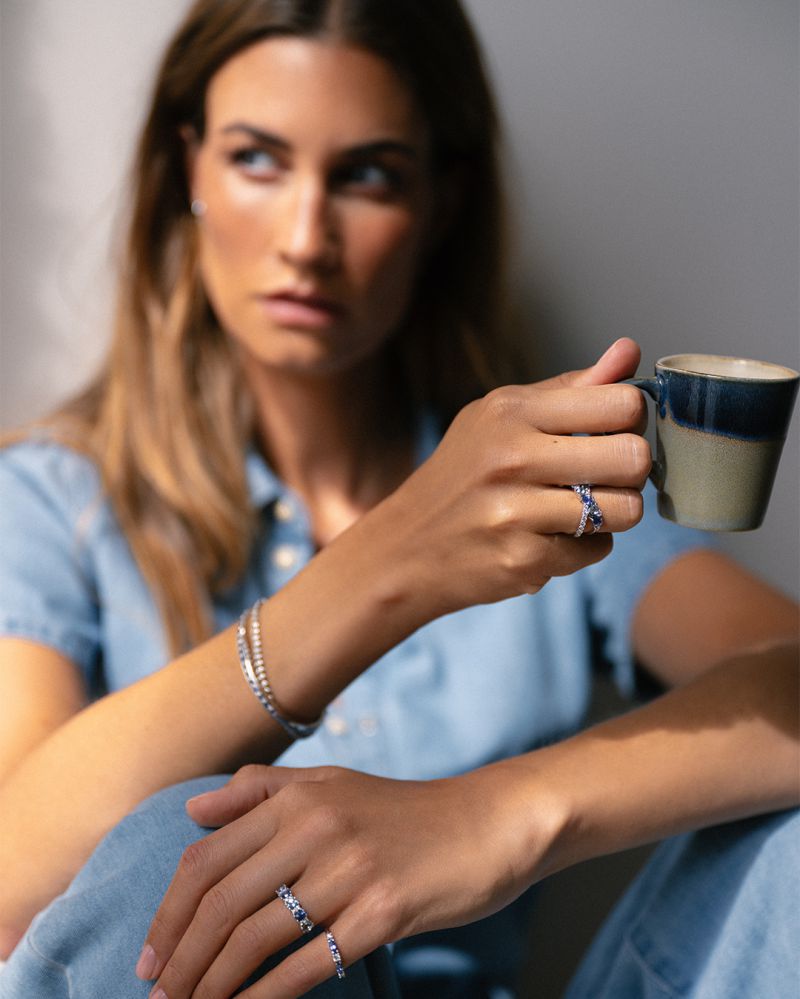 Bague en or blanc 18kt avec saphir bleu taillé en poire, aigue-marine et diamants de 0,50 ct