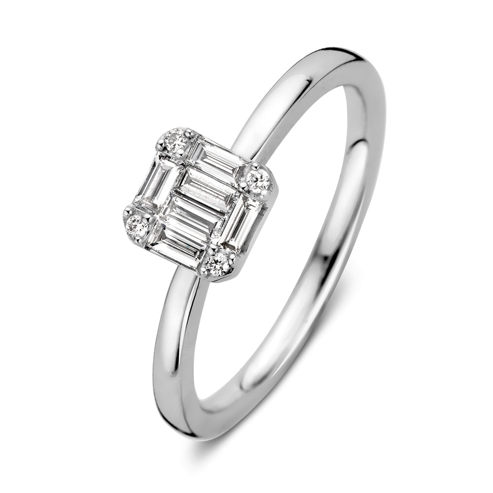 Bague en or blanc avec un diamant central de 0,29 carat et des diamants entourants.