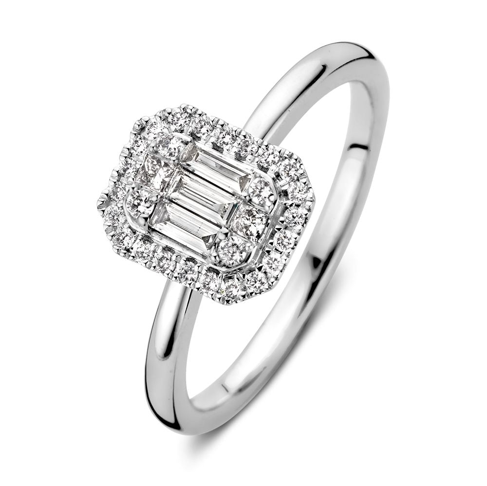 Bague en or blanc ornée de diamants baguette et de diamants ronds, 0,38 carat.
