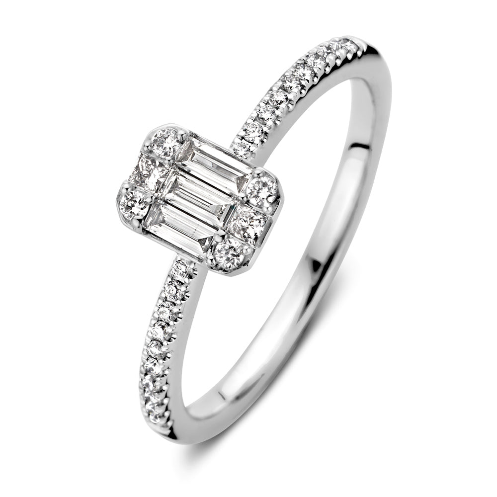 Bague en or blanc en forme d'émeraude avec diamants baguette et pavé de diamants.
