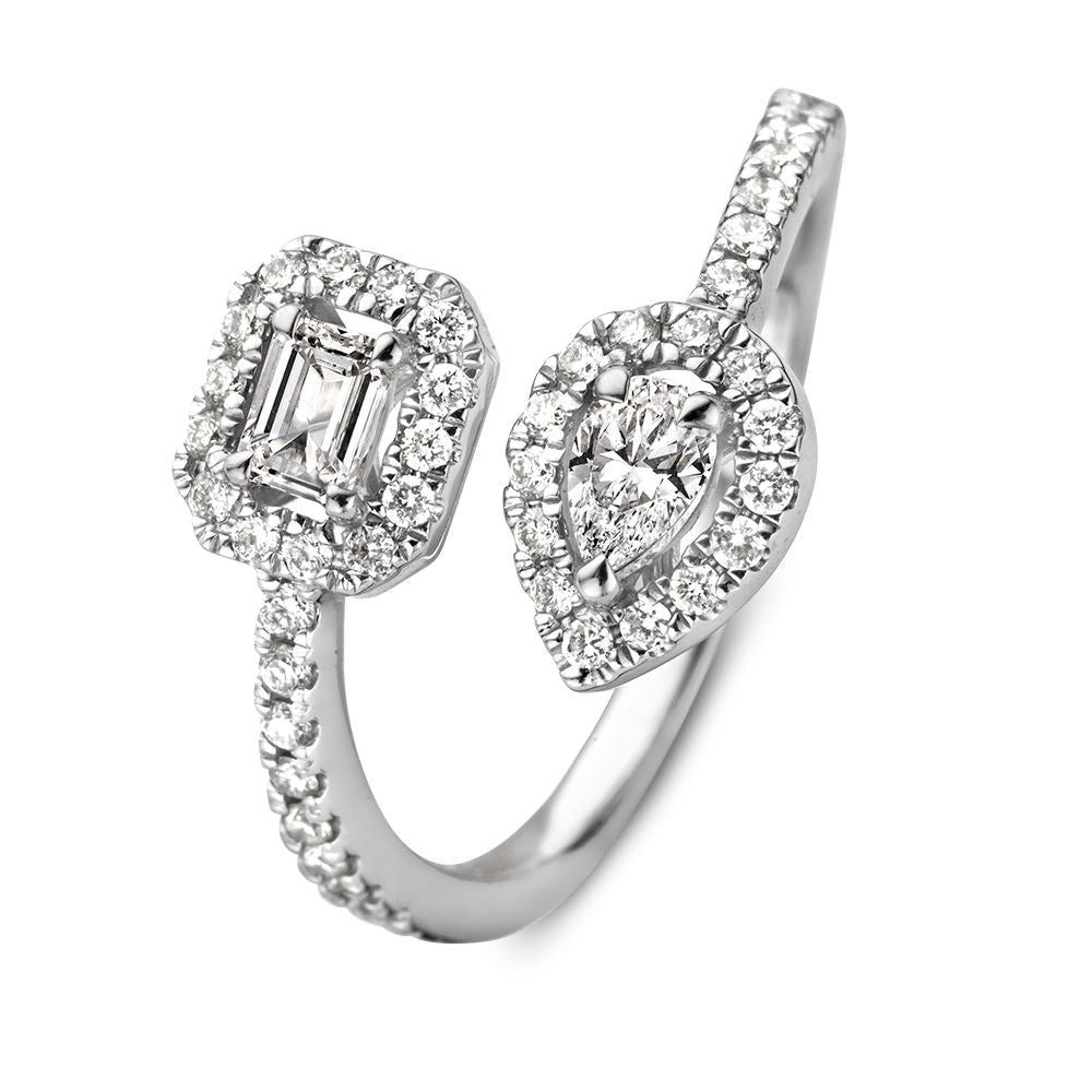 Bague en or blanc ornée de diamants, avec un diamant émeraude et un diamant en forme de poire.