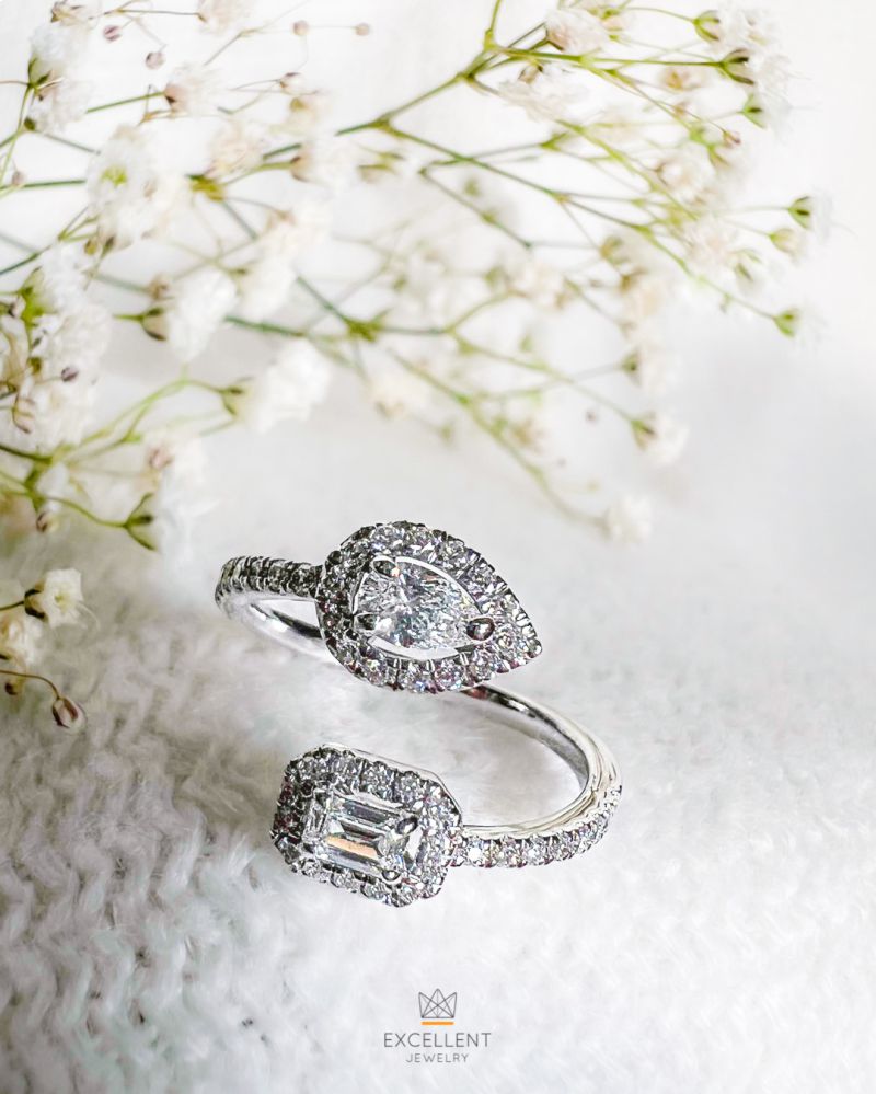 Bague en Or Blanc avec Diamants – 0,68 Carat – Diamants Émeraude et Taillés en Poire