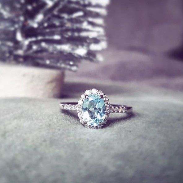 Bague en or blanc exquis avec topaze bleue de 1,70 carat et diamants brillants