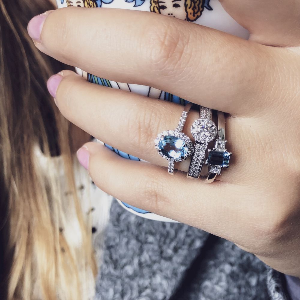 Bague en or blanc exquis avec topaze bleue de 1,70 carat et diamants brillants