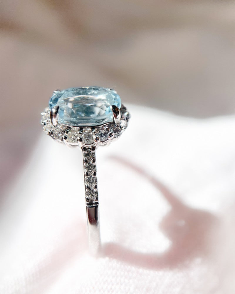 Bague en or blanc exquis avec topaze bleue de 1,70 carat et diamants brillants
