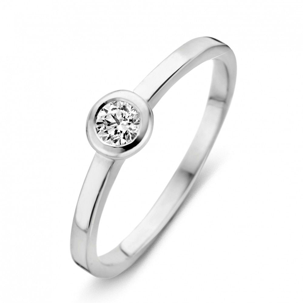 Bague en or blanc avec un zircon, design simple et moderne.