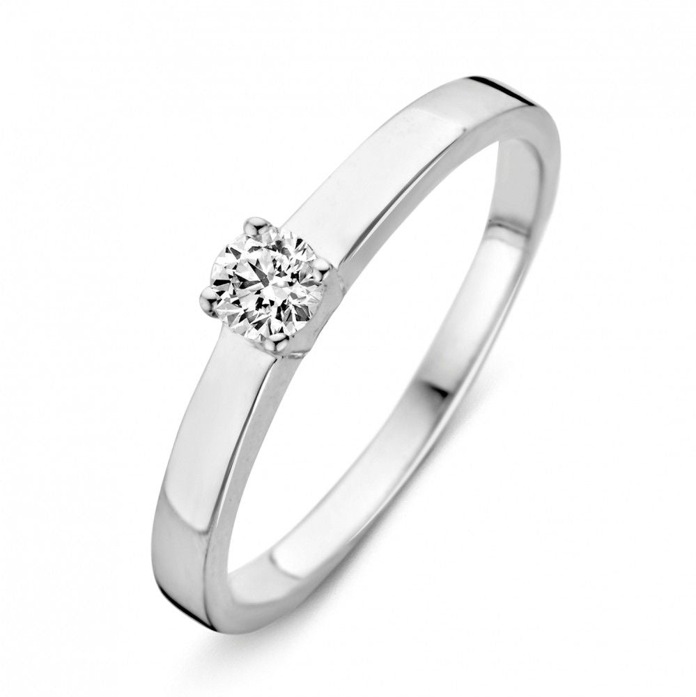 Bague en or blanc brillant avec un zirconium central, design épuré et moderne.