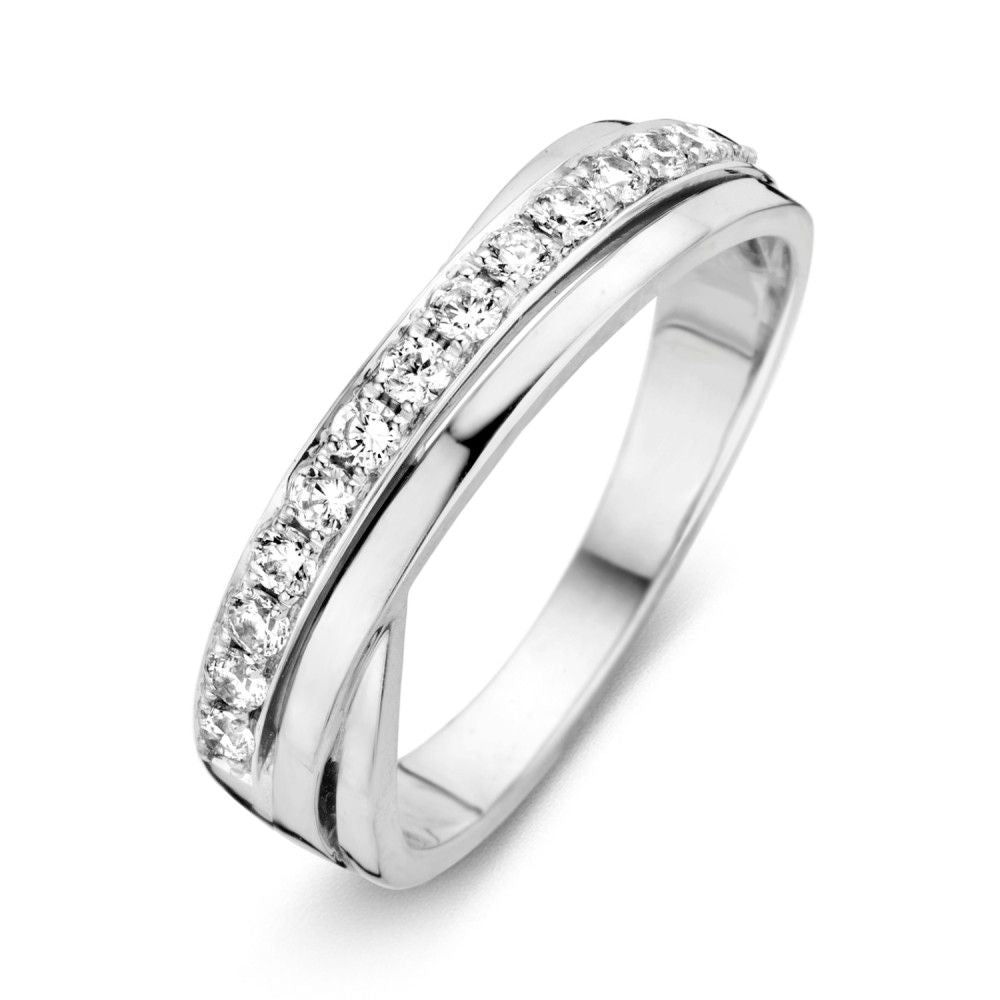 Bague en or blanc avec zircones, design élégant et intemporel, finition lisse.