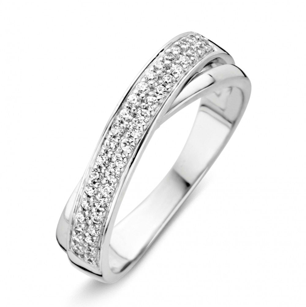 Bague en or blanc avec des zirconiums, design élégant et ondulé.