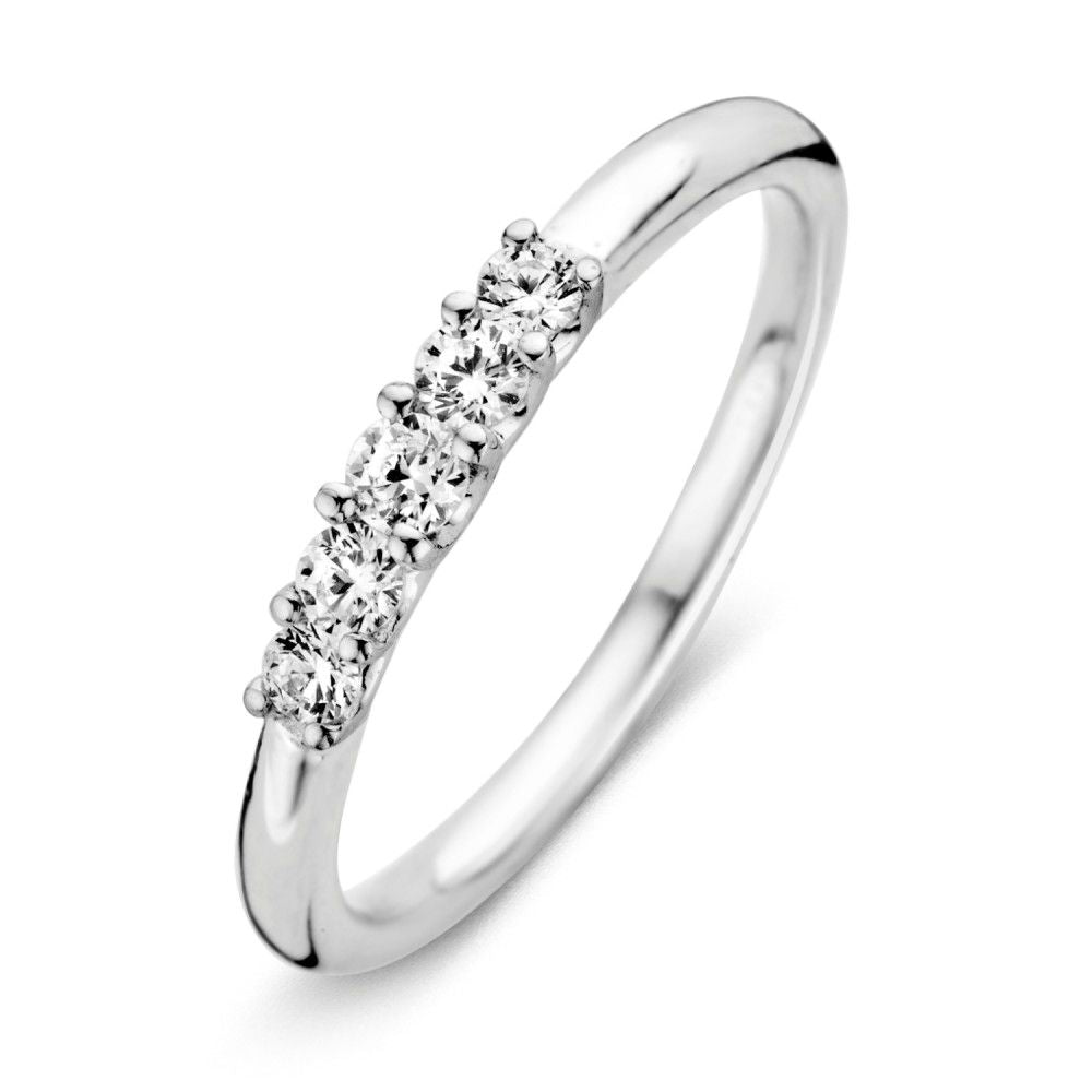 Bague en or blanc avec des zirconiums, design subtil et intemporel.