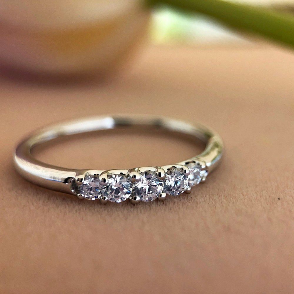 Bague en Or Blanc Élégante avec Zircones - Subtile et Intemporelle