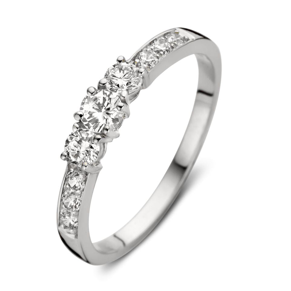 Bague en or blanc raffinée ornée de zirconiums, avec un design intemporel et élégant.