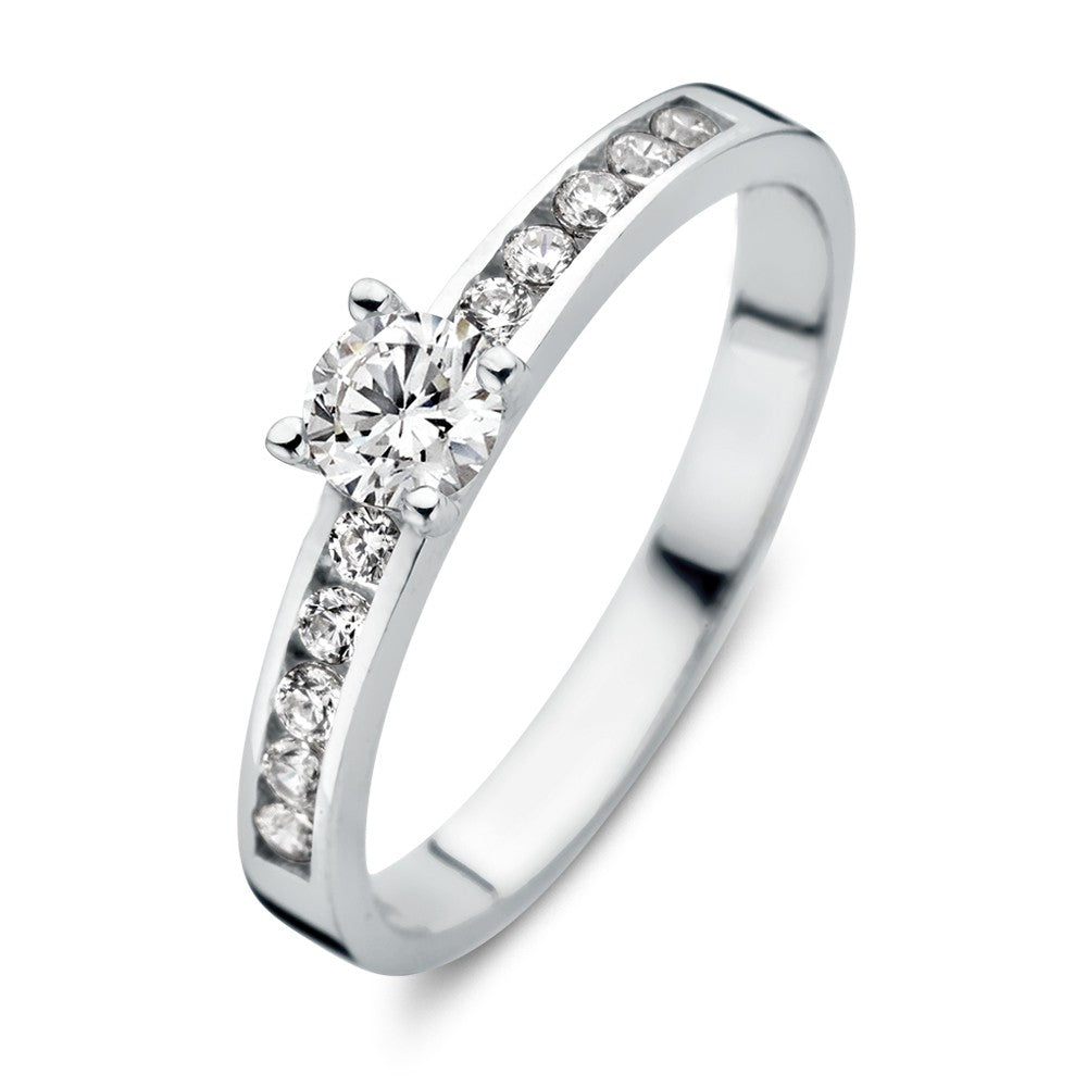 Bague en or blanc pour femme ornée de zirconiums, avec un design délicat et élégant.
