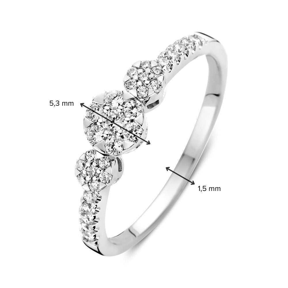 Bague en or blanc à trois pierres avec zircone et pierres latérales