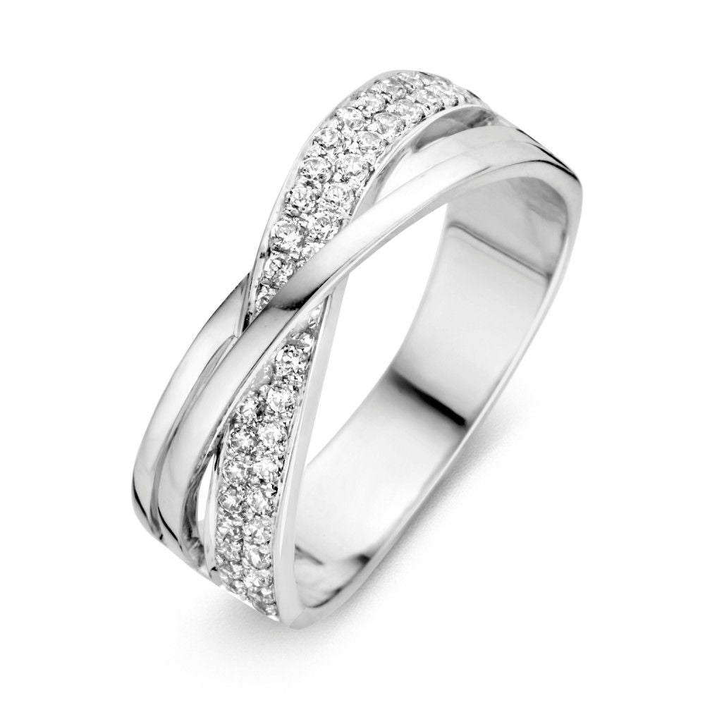 Bague en or blanc avec des zircones scintillantes pour un look intemporel.