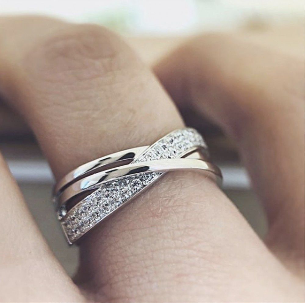 Bague en Or Blanc Élégante avec des Zircones Éblouissantes pour un Look Intemporel