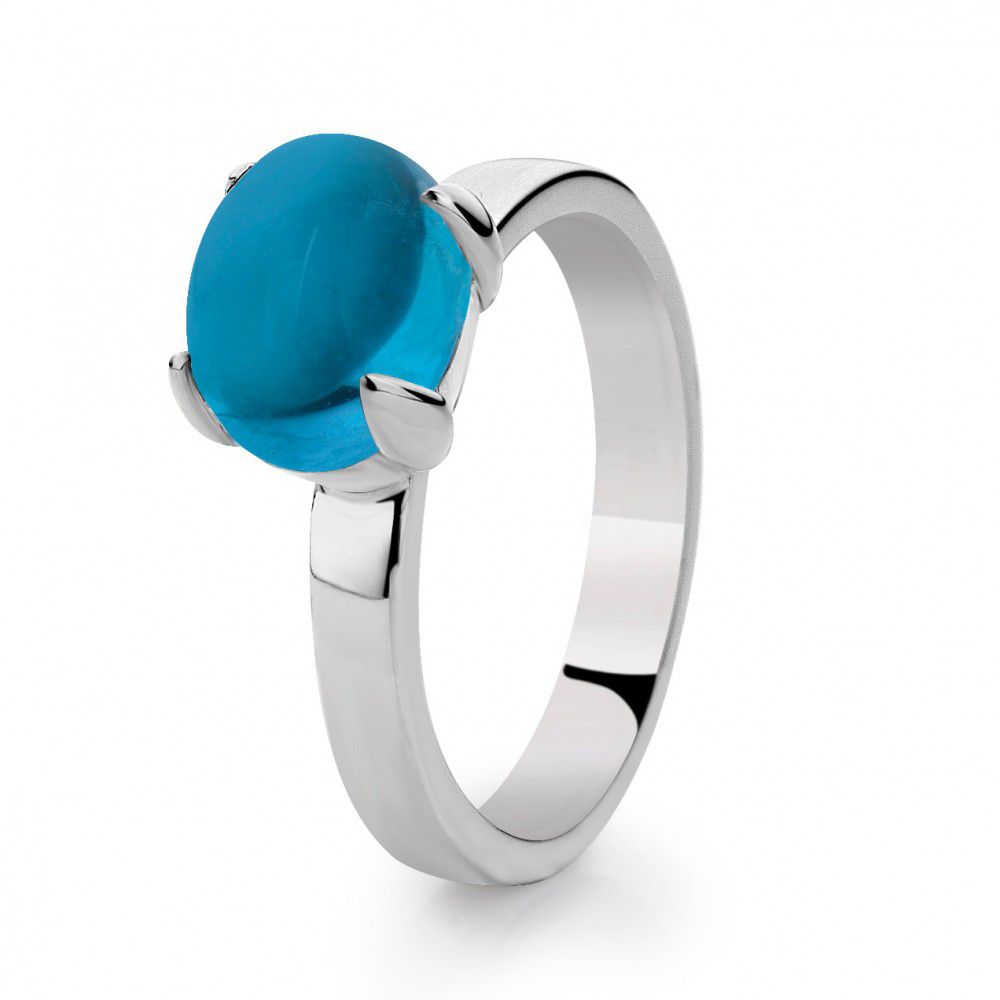 Bague en argent avec une pierre de topaze bleue ronde, symbolisant la sagesse et le courage.