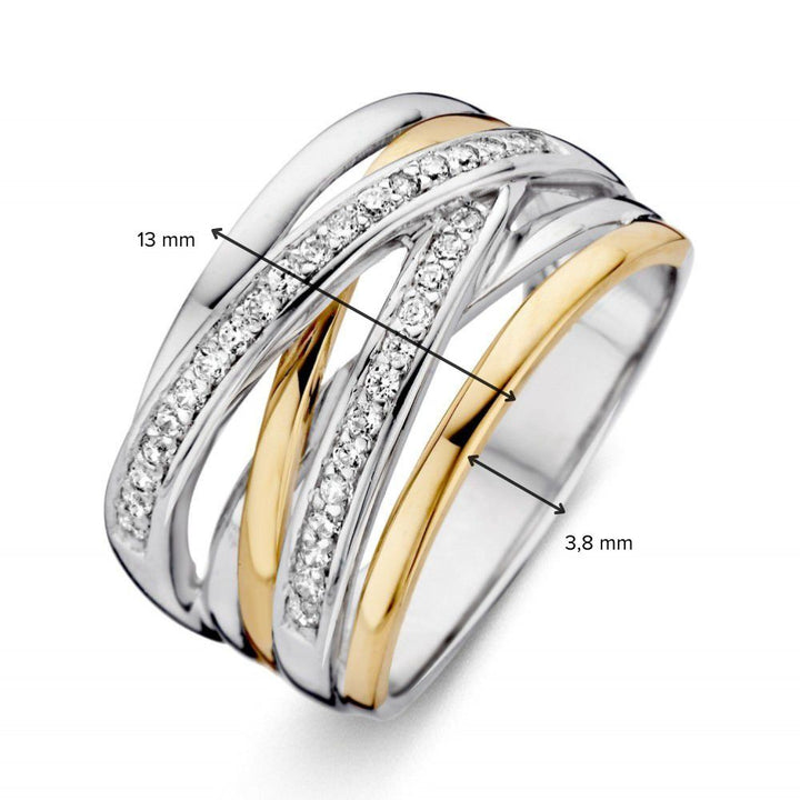 De Zilveren Damesring met 14 Karaat Geel Gouden Zetting en Witte Zirkonia van Excellent Jewelry combineert tijdloos design met twee rijen schitterende zirkonia. De ring is 13 mm breed en 3,8 mm dik voor een opvallend elegante uitstraling.