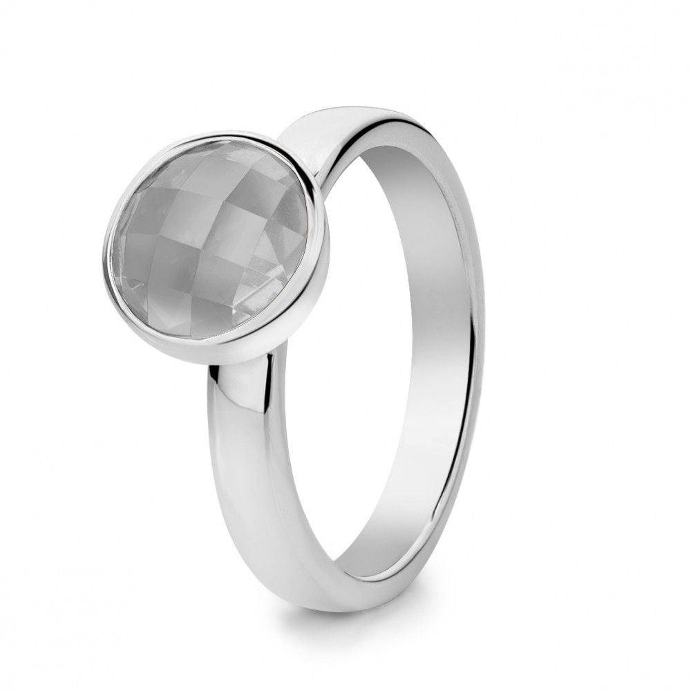 Bague en argent rhodié avec une pierre de lune grise facettée.