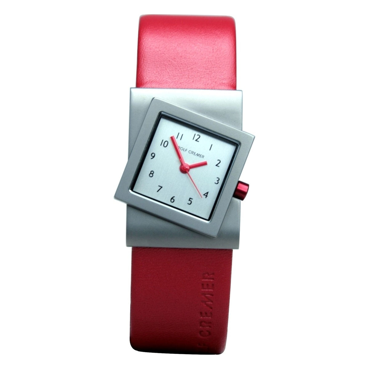 Montre carrée avec cadran argenté, bracelet en cuir rouge et aiguilles rouges.