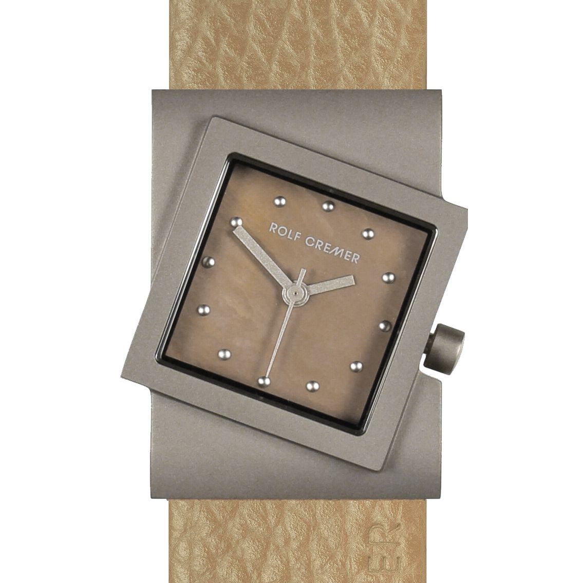 Montre Rolf Cremer avec boîtier en titane, cadran carré beige et bracelet en cuir texturé.
