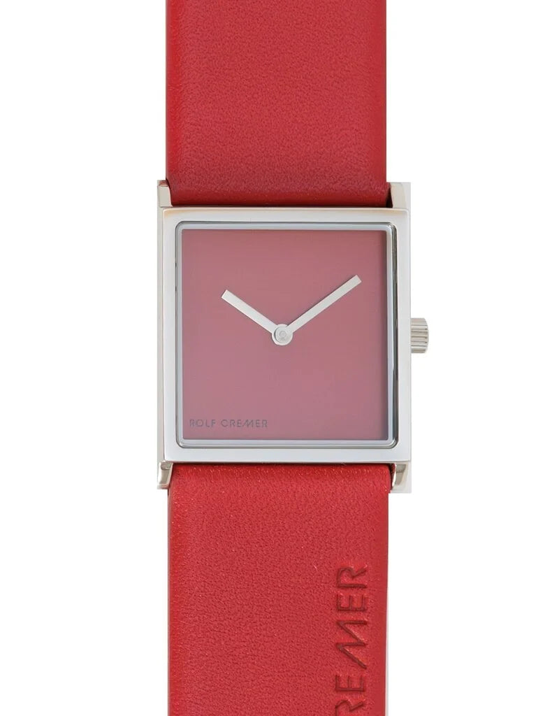 Montre carrée avec un cadran rouge et un bracelet en cuir rouge.