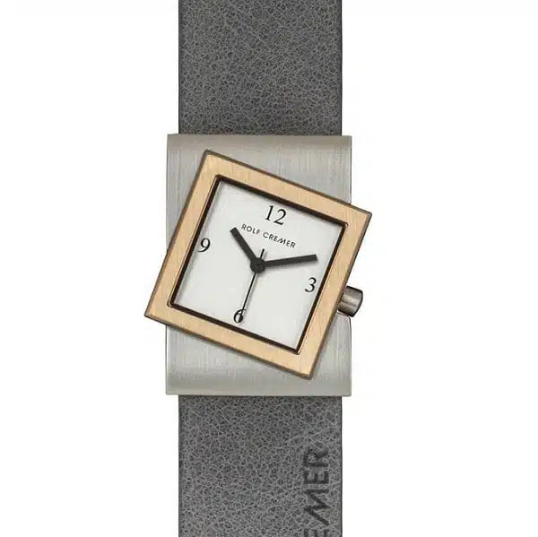 Montre carrée avec un cadran blanc, boîtier en acier et bracelet en cuir gris.