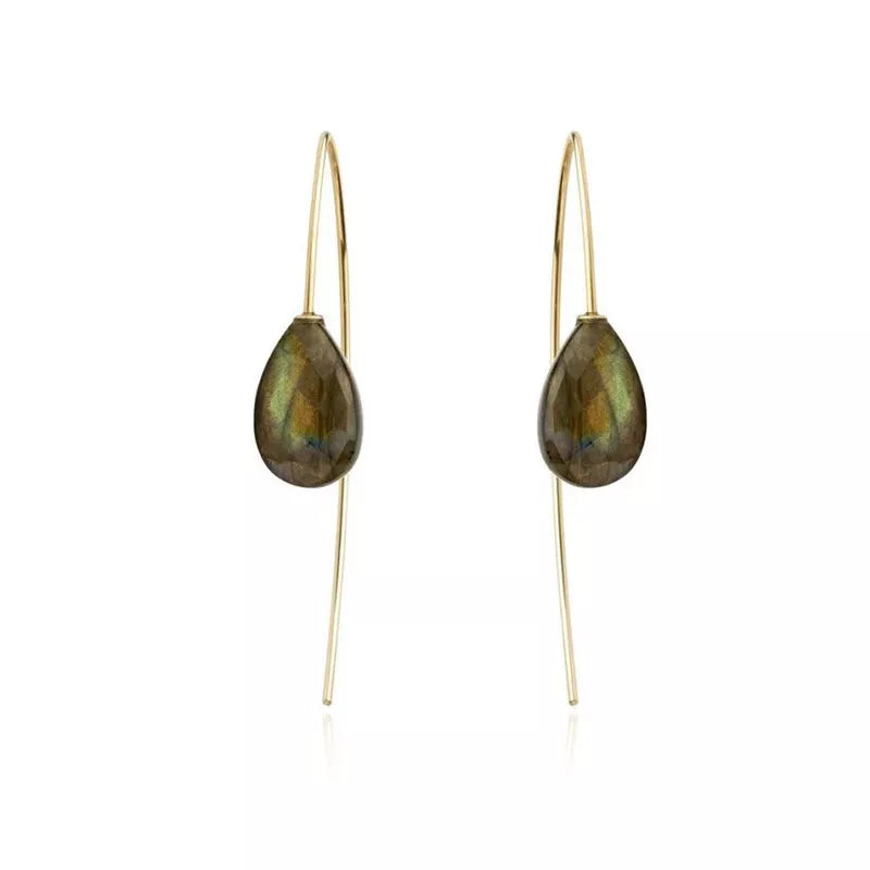 Boucles d'oreilles en or avec des pierres de labradorite en forme de goutte.