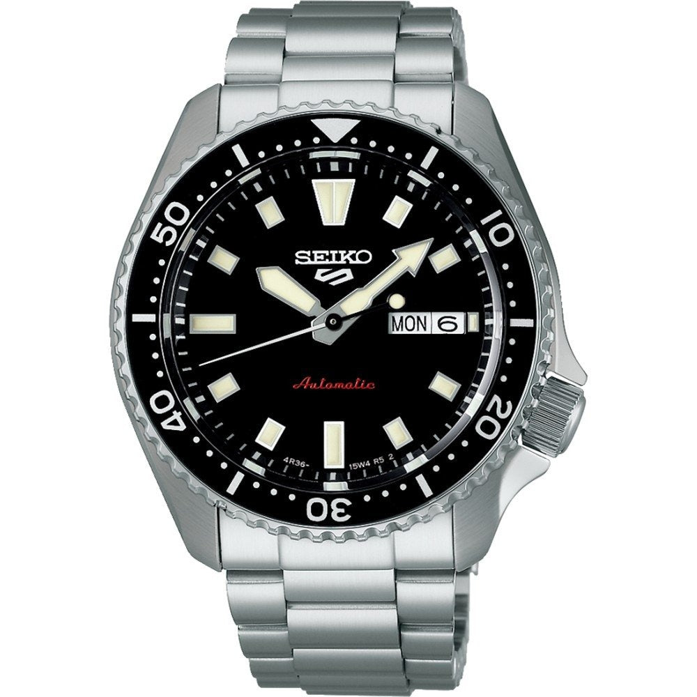 Montre automatique pour homme Seiko 5 Sports avec boîtier argenté, cadran noir et bracelet en acier inoxydable.