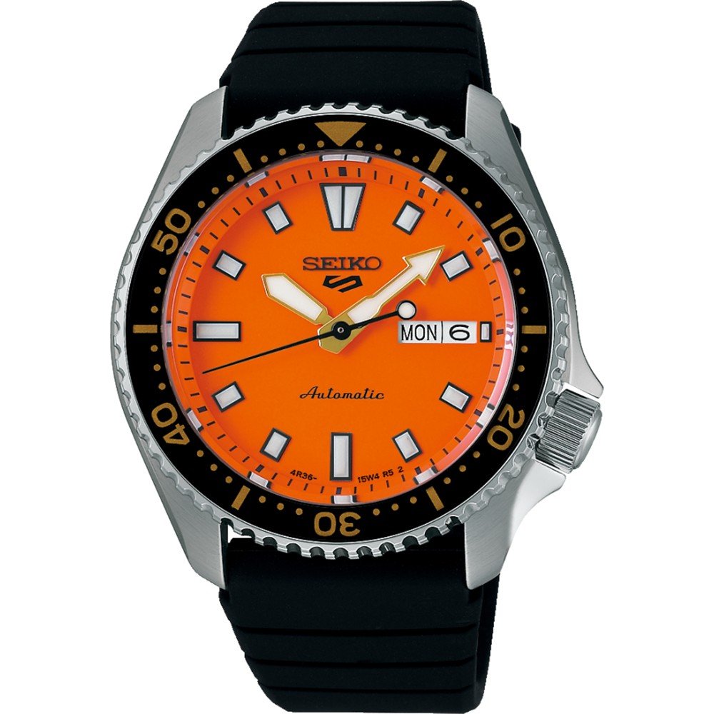 Montre Seiko 5 Sports pour homme avec cadran orange, boîtier en acier inoxydable et bracelet en caoutchouc noir.