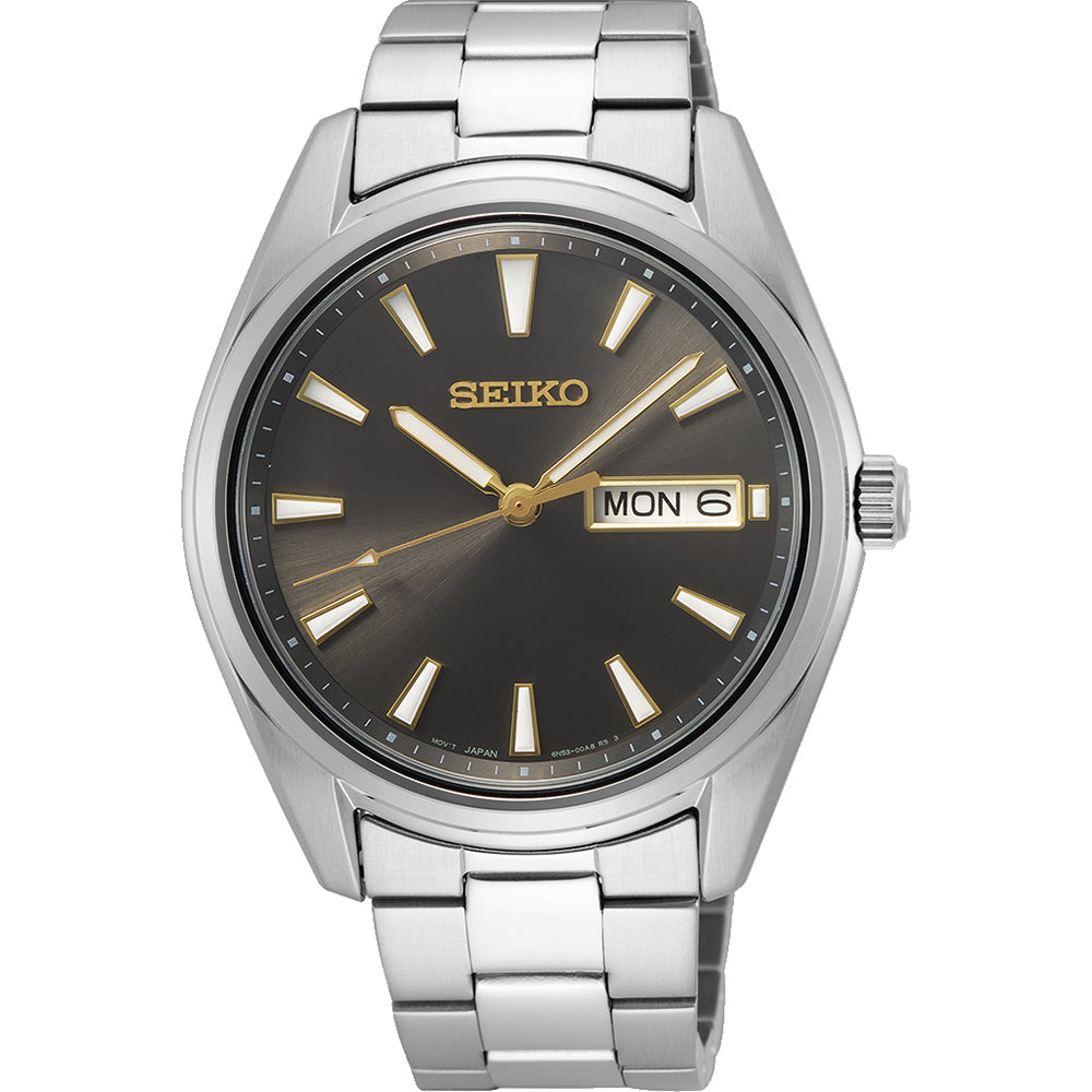 Montre pour homme Seiko avec un cadran noir, boîtier en acier inoxydable et bracelet métallique.