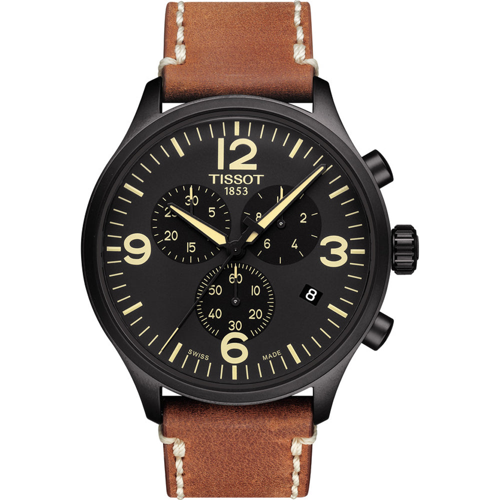 Montre Tissot Chrono XL avec boîtier noir, cadran noir et bracelet en cuir brun.