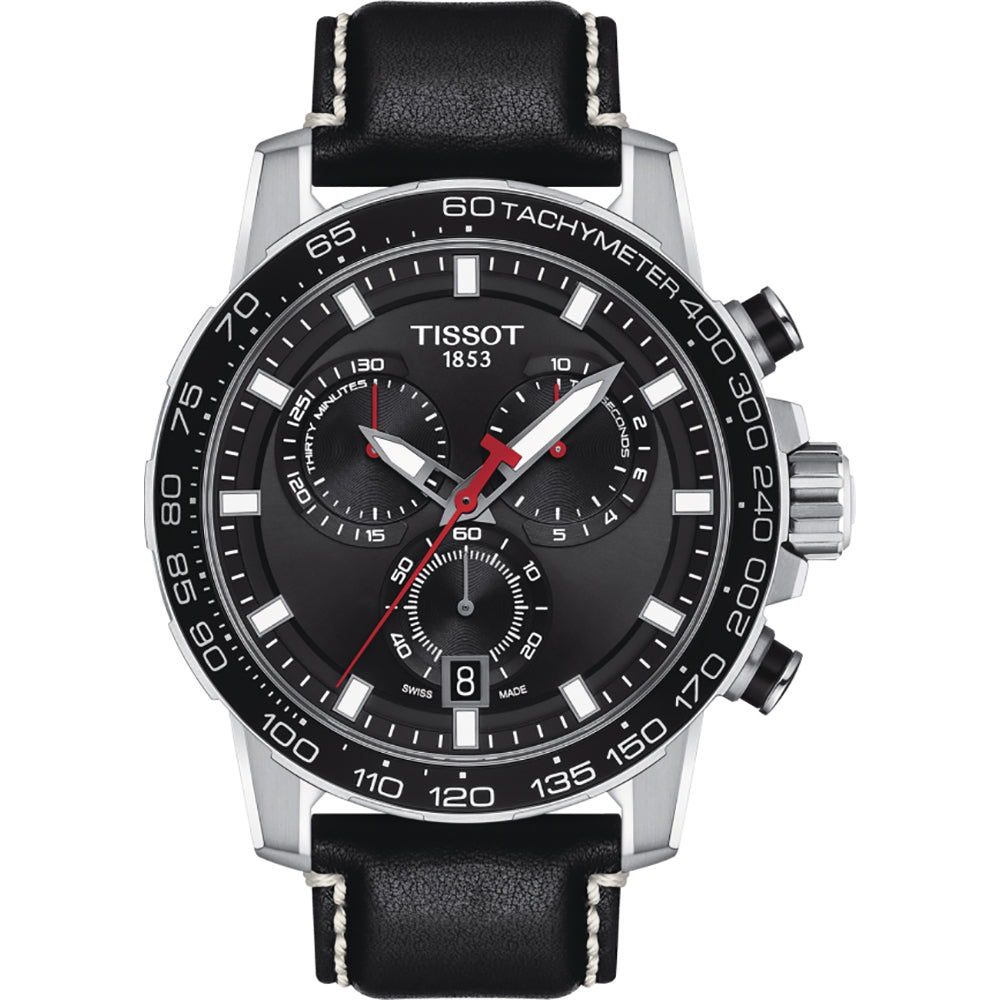 Montre Tissot Supersport Chrono avec un cadran noir, boîtier en acier inoxydable et bracelet en cuir noir.