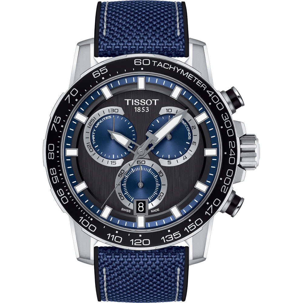 Montre Tissot Supersport Chrono avec un cadran noir et bleu, boîtier en acier inoxydable et bracelet en textile bleu.