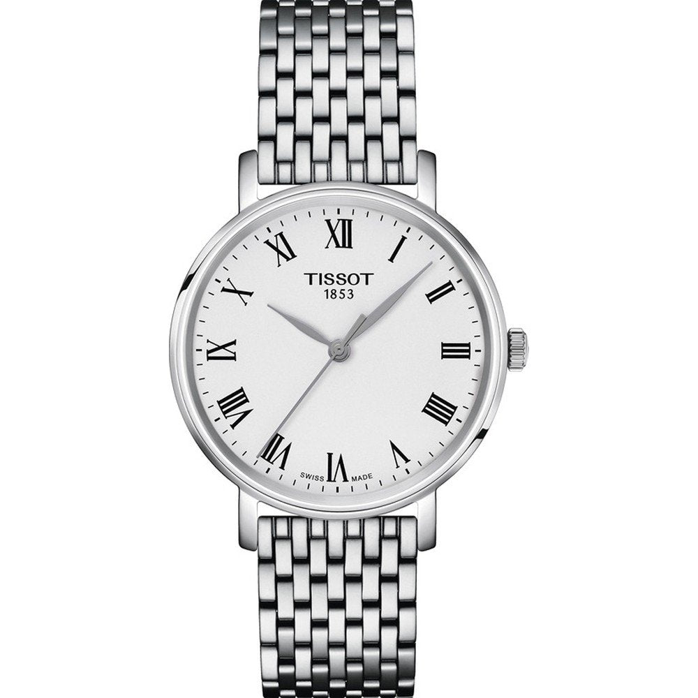 Montre Tissot Everytime avec un cadran blanc, boîtier argenté et bracelet en acier inoxydable tressé.
