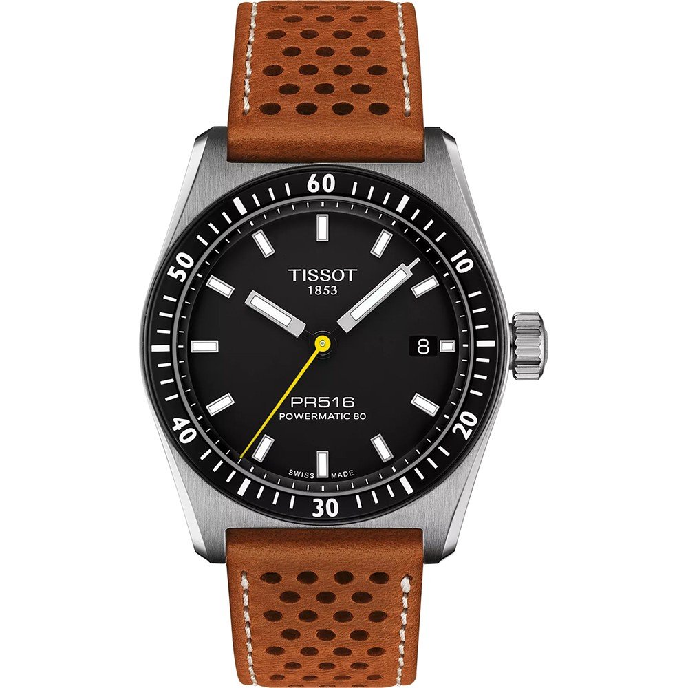 Montre Tissot PR516 avec boîtier en acier inoxydable, cadran noir, bracelet en cuir brun perforé et aiguille jaune.