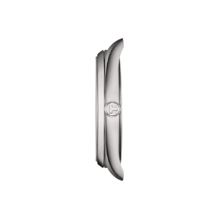 Zijaanzicht van de Tissot PR 100 van Tissot, met een slanke, ronde zilveren kast met een dun profiel, gladde lunette en een gegraveerd logo op de kroon, tegen een effen witte achtergrond.