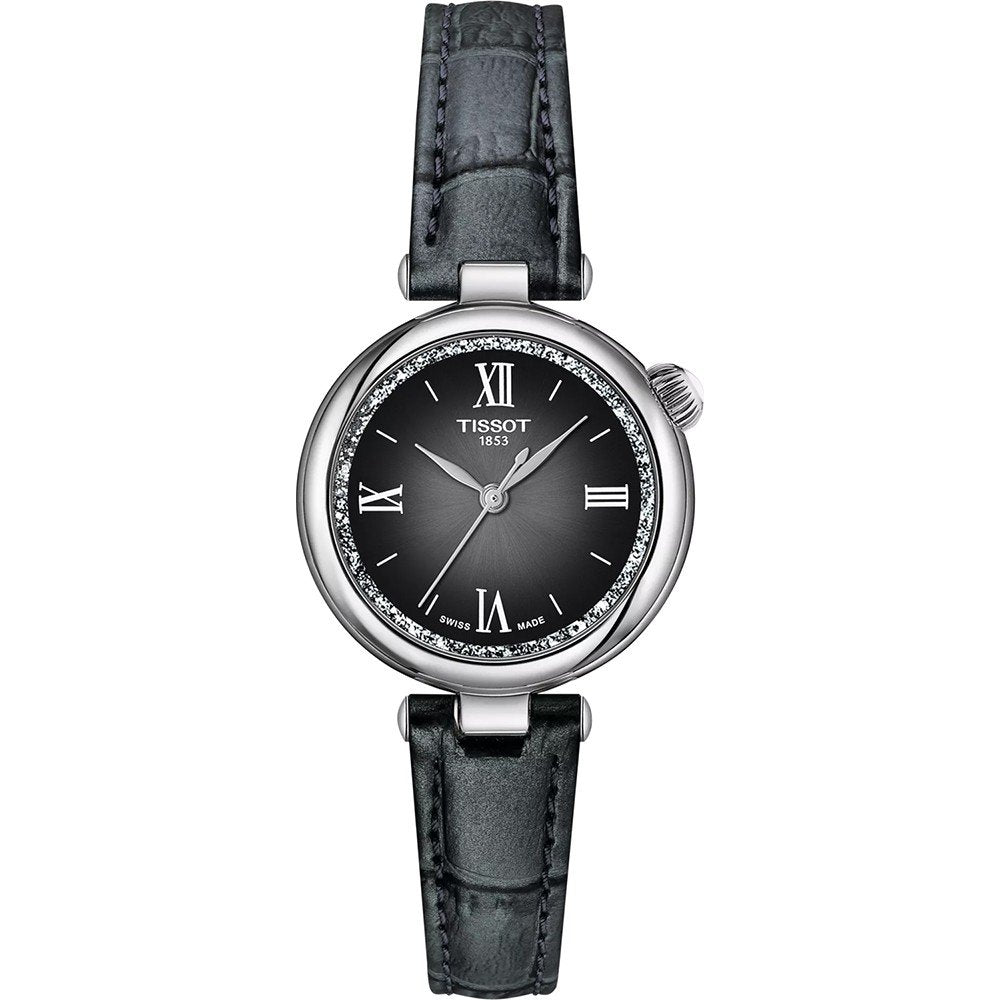 Montre Tissot avec cadran noir, boîtier argenté et bracelet en cuir noir.