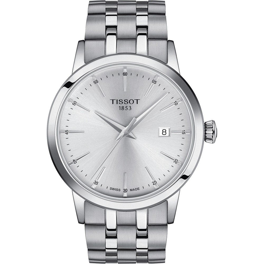 Montre Tissot Classic Dream avec un cadran argenté, boîtier en acier inoxydable et bracelet en métal.