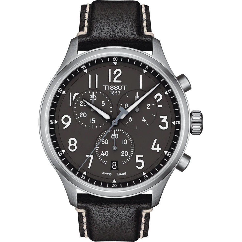 Montre Tissot Chrono XL avec cadran noir, boîtier en acier inoxydable et bracelet en cuir noir.