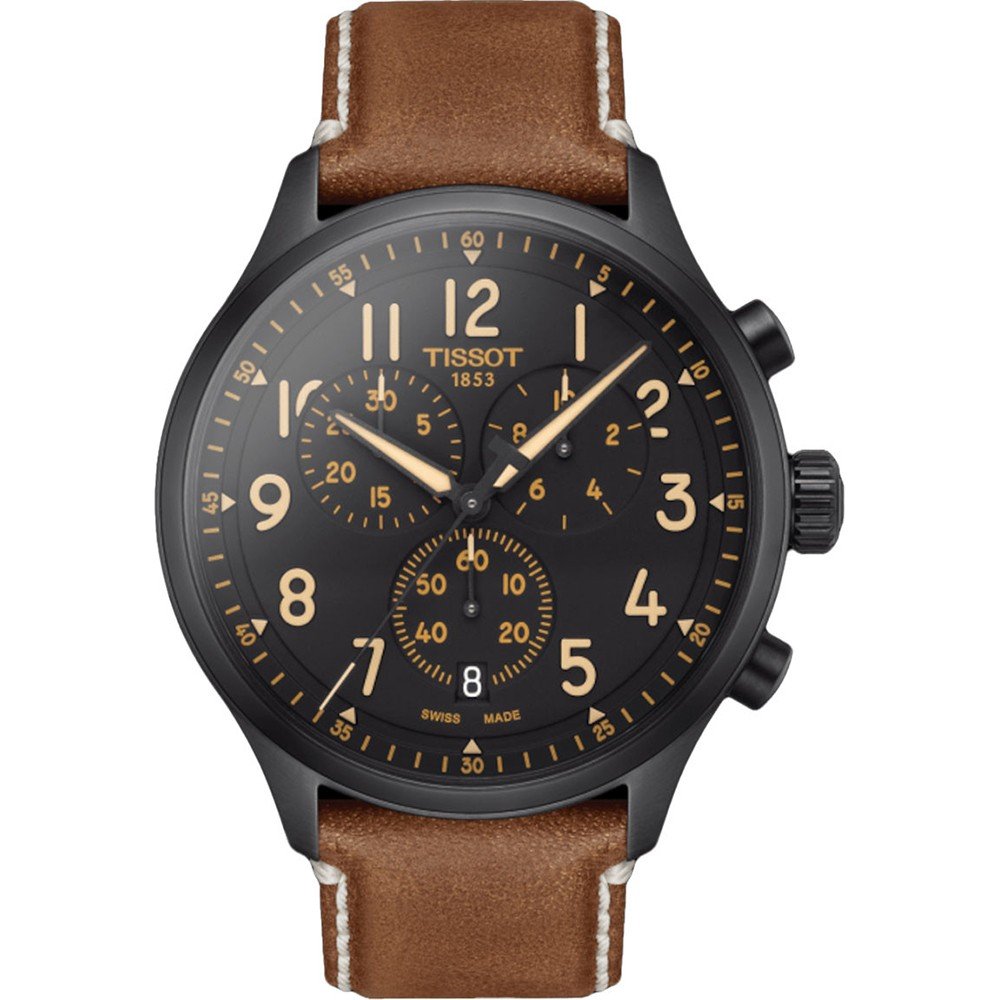 Montre Tissot Chrono XL avec boîtier noir, cadran noir et bracelet en cuir marron.