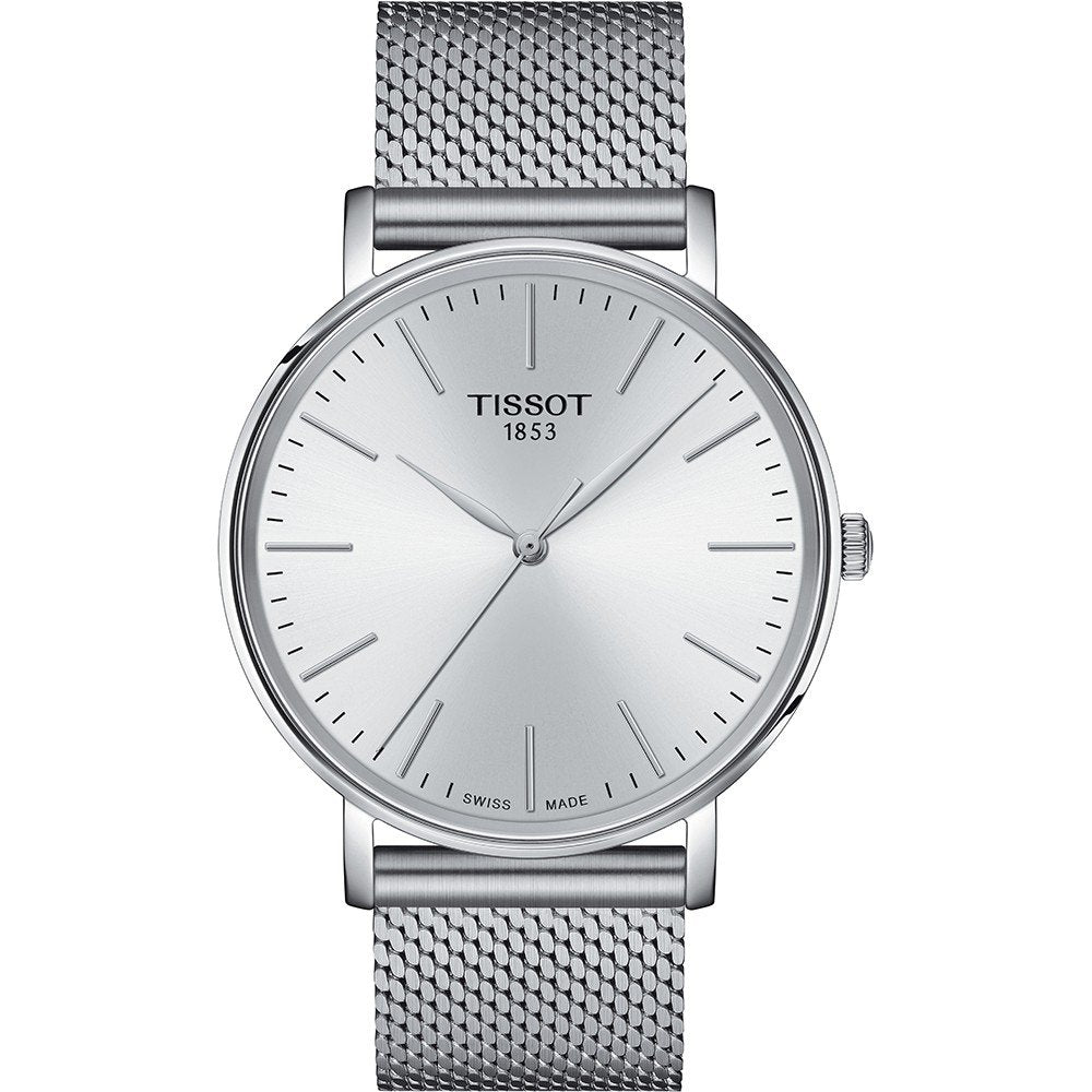 Montre Tissot Everytime de 40 mm avec un cadran argenté et un bracelet en acier inoxydable maillé.