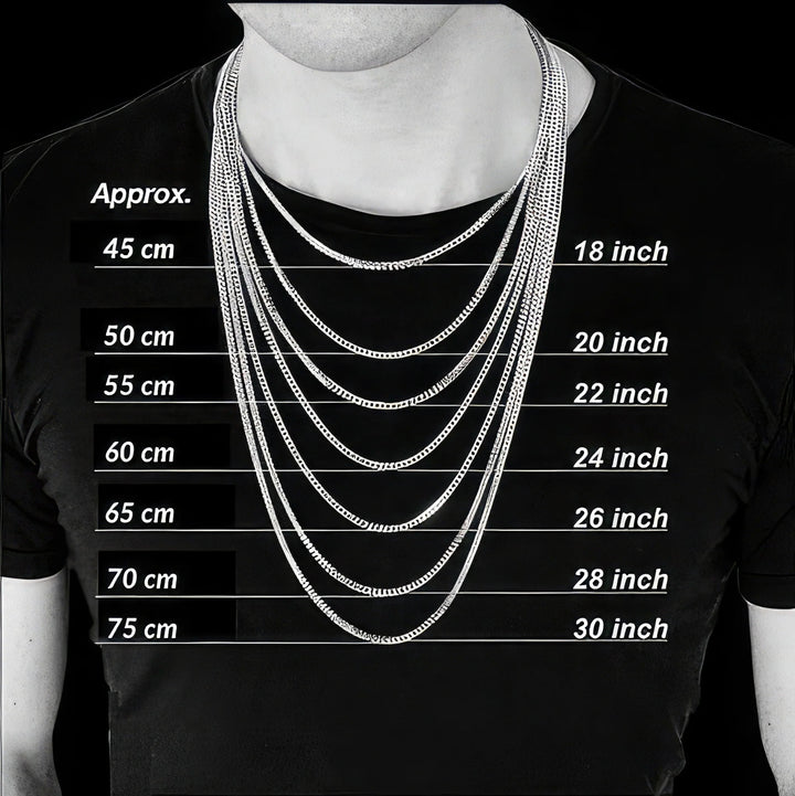 Een persoon draagt gelaagde Van der Kooij Collectie Gouden ketting heren - collier gourmette 4-zijdes geslepen 1,6 mm 14K-kettingen (45-75 cm) over een zwart overhemd, wat laat zien hoe elke lengte eruitziet tijdens het dragen.