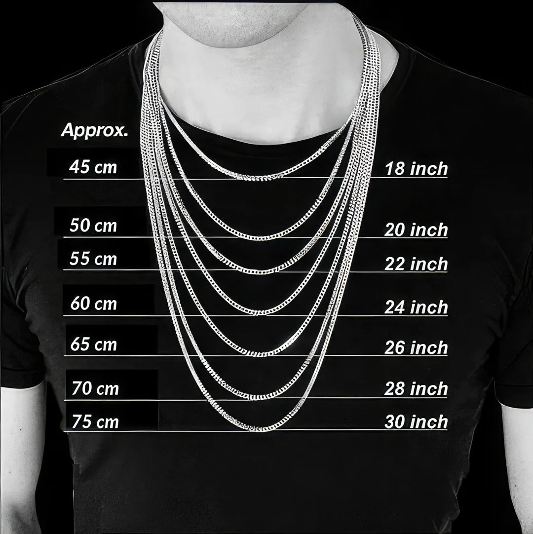 Iemand draagt meerdere kettingen, waaronder de Juwelier van der Kooij goudkleurige heren ketting gourmette (1,4 mm zilver verguld), in lengtes van 45 cm (18 inch) tot 75 cm (30 inch), elk gelabeld met de typische plaatsing van de ketting op de borst.