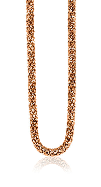 Collier doré en maillons entrelacés, avec une finition brillante et lisse.