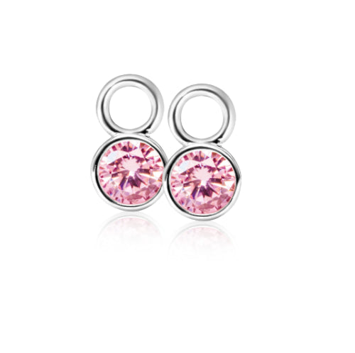 Boucles d'oreilles en argent avec pierres roses brillantes.