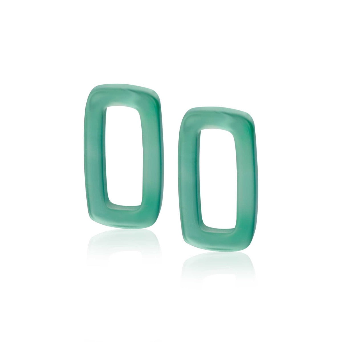 Boucles d'oreilles rectangulaires en résine verte.